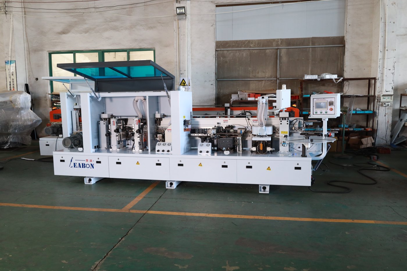 Automatic edge banding machine with pre-milling